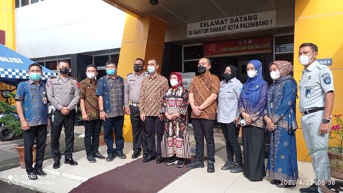 Sekretaris Bapenda Sumsel, Dimas bersama jajaran lainnya berfoto bersama usai menerima kunjungan Deputy Bidang Pelayanan Publik Menpan RB, Prof Dr Diah Natalisa